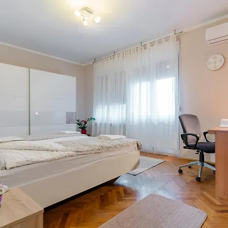 Downtown Apartment *